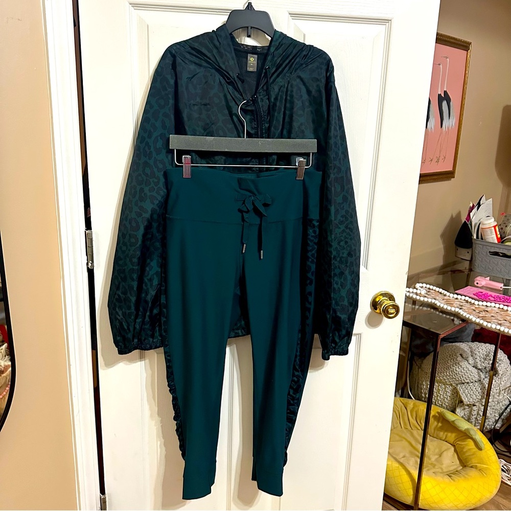 Xersion Jade Green Leopard Wind Breaker & leggings set